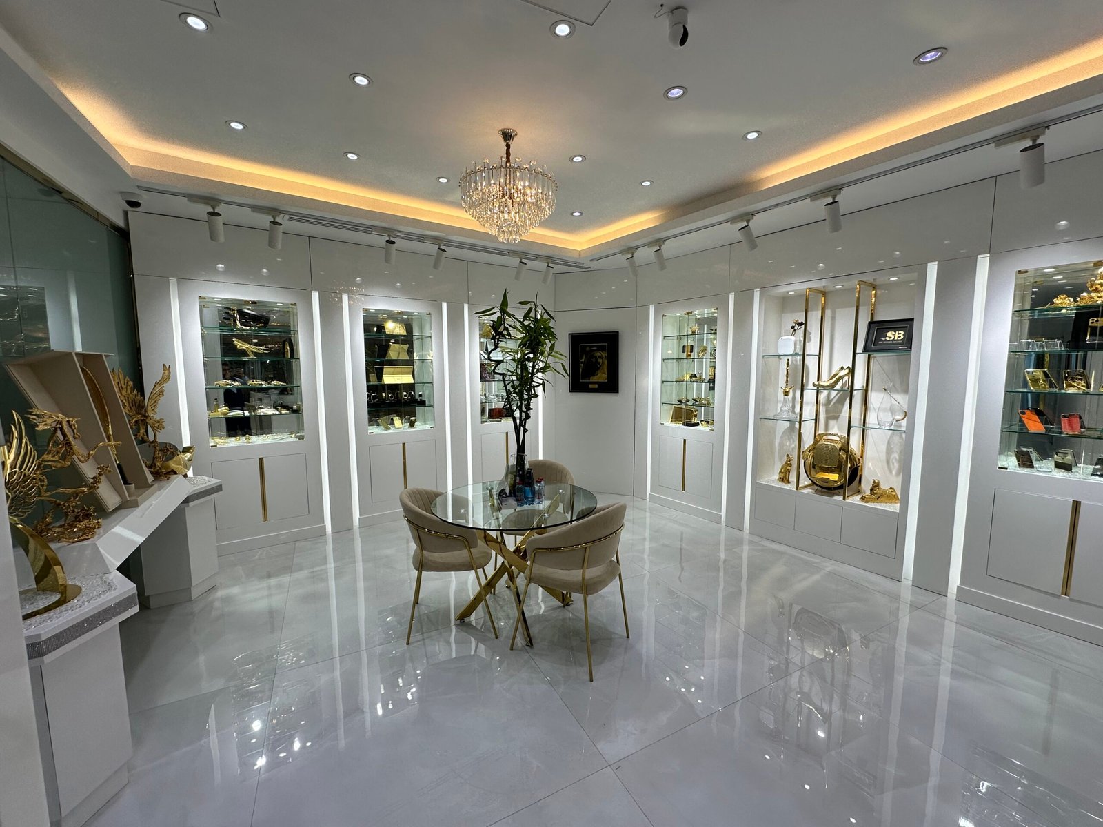 Leronza VIP lounge and after sales experience