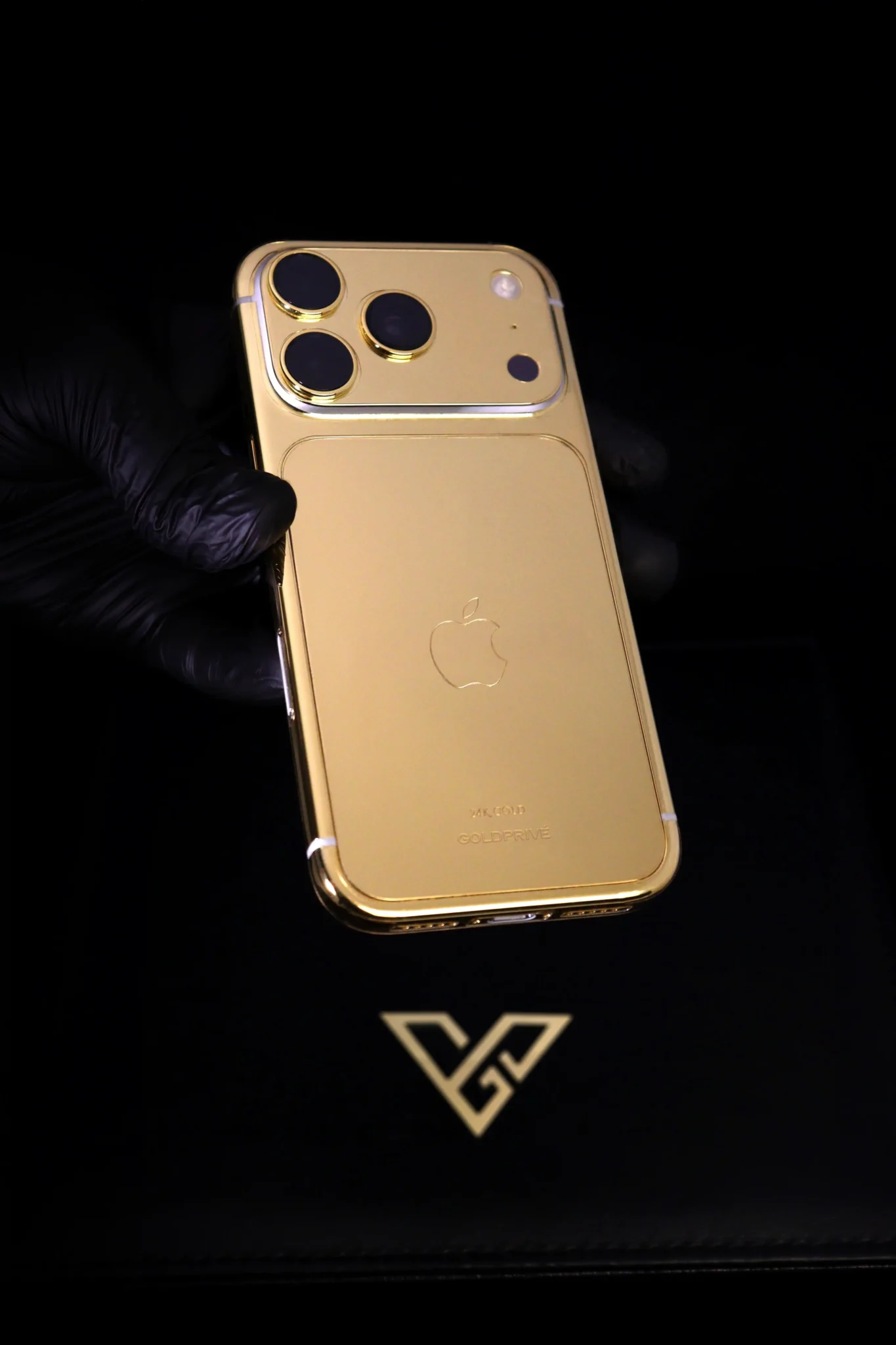 Prime custom gold iPhone with engraved 24K gold pattern by Leronza