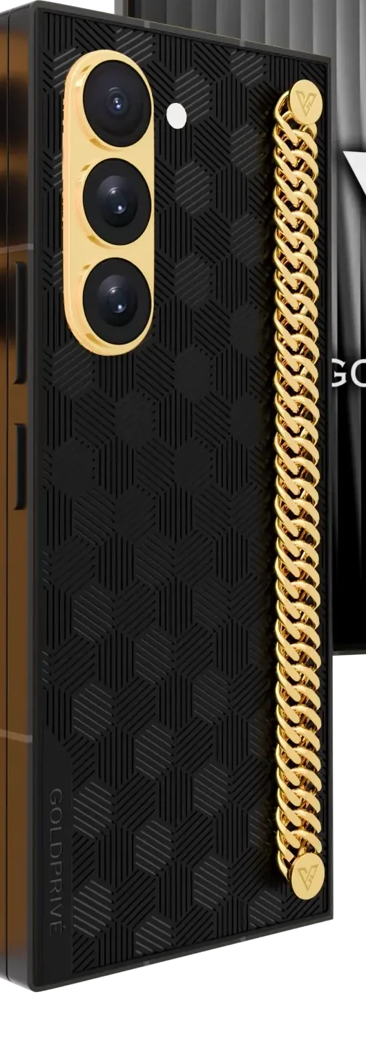Nexus Link Gold Galaxy Z Fold8 Ultra close-up of the curb chain lying on the dark hexagon-textured panel