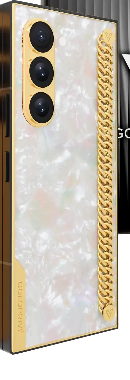 Majesty Link Gold Galaxy Z Fold8 Ultra in 24K Gold, close view of the curb chain along the mother of pearl