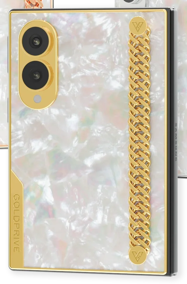 Majesty Link Gold Galaxy Z Fold8 close-up in 24K Gold: curb chain links and V mount set into iridescent mother of pearl