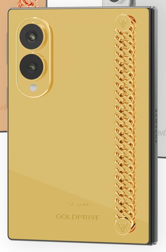 Close view of the Prestige Link Gold Galaxy Z Fold8 chain against its mirror-polished back panel
